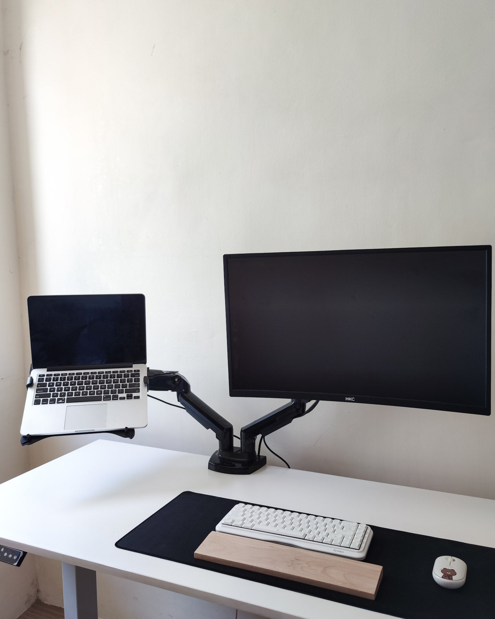 Noa Monitor mount with optional laptop plate